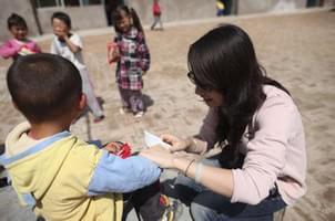 用濕巾擦手后吃東西等于吃毒，是真的嗎？