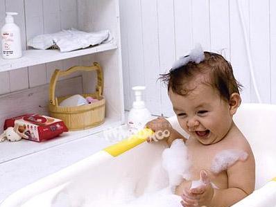 盛夏寶寶洗澡不宜過勤