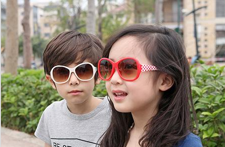 兒童要不要戴太陽眼鏡？專家：在最需要時配戴