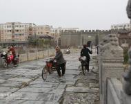 河南民間古建筑——宏濟橋位于河南省汝南縣城北，跨汝河，明代稱弘濟橋、博愛橋，清代稱迎恩橋，因靠近天中山又稱天中橋，現在以方位稱北關大橋。歷經400余年，安然挺立，為豫南地區著名的古橋梁。（圖/文野貓）