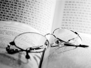 警惕！熬夜看手機(jī) 恐老花眼惡化