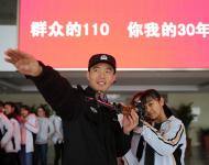 【駐馬店廣視網(wǎng)】（記者 朱劍鋒 通訊員 張華）1月10日，是全國(guó)第30個(gè)110宣傳日。駐馬店市公安局在1月10日前后，在全市范圍內(nèi)組織開(kāi)展以“群眾的110，你我的30年”為主體的集中宣傳活動(dòng)。1月8日上午，市公安局邀請(qǐng)近百名中學(xué)學(xué)生參觀(guān)駐馬店市局指揮中心大廳，了解指揮中心基本情況、市區(qū)接處警工作模式及所取得的顯著成效，學(xué)習(xí)正確報(bào)警和提高自身防范能力的知識(shí)。在駐馬店市局二樓大廳特殊警務(wù)支隊(duì)演示、展示97-1防暴槍、38mm防暴槍、85式狙擊步槍、92式自動(dòng)手槍、9mm自動(dòng)轉(zhuǎn)輪手槍、99式防爆服、管狀式網(wǎng)槍等輕型武器和部分防爆救援設(shè)備。 