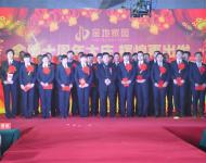 金地集團董事長陳紅衛與工齡獎勵員工合影留念