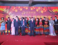 河南金地集團公司領導及全體演員上臺合影留念 。 大鵬一日同風起，扶搖直上九萬里。今天，金地家園將負黃牛之精神、懷鯤鵬之志向不斷尋求更高更新的突破，必將為實現中國夢而翱翔于天中大地!