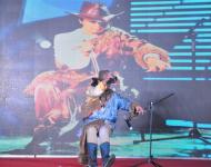 藏族歌手格桑為現場觀眾帶來精彩非凡鋸琴表演