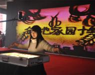美麗的沙畫師給現場多有的觀眾帶來精彩的表演