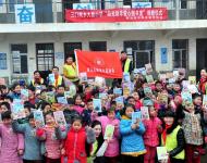 汝南三門閘街道大新小學(xué)“陽(yáng)光助學(xué)愛(ài)心圖書室”儀式合影