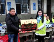 駐馬店市陽(yáng)光助學(xué)協(xié)會(huì)會(huì)長(zhǎng)楊楊和大新小學(xué)負(fù)責(zé)人履行“愛(ài)心圖書室”交接