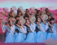 駐馬店廣視網訊 （記者 朱劍鋒）天中大地傳喜訊，駐企抱團鑄輝煌。1月10日，駐馬店市企業家協會成立大會暨“百企幫百戶” 精準扶貧結對幫扶儀式在天龍大酒店舉行。當天晚上，會員們在慶祝駐馬店市企業家協會成立暨“攜手共創 圓夢天中”2016新年文藝晚會上欣賞了美輪美奐、精彩紛呈文藝節目。圖為開場舞:《國色》