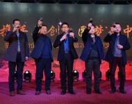 駐馬店市企業家協會會長王海周等向大家敬酒