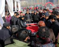 大家爭先恐后領取春聯，為即將來臨的春節做準備