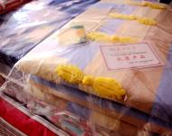 上蔡縣手織老粗布歷史悠久，在汲取傳統的粗布文化精髓的基礎上開發出既保持傳統粗布厚重拙樸的原始風格，又帶有現代時尚氣息的老粗布工藝新品種，使這一民間傳統工藝得到了繼承與發展。