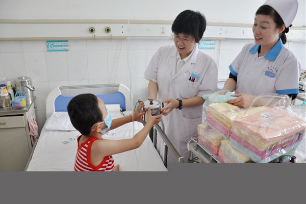 炎炎夏日，駐馬店市中心醫院醫生給患者送祝福