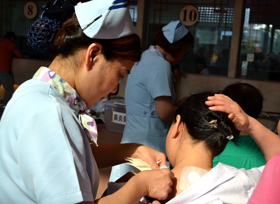 入伏首日  近千人到駐馬店市中醫院貼“三伏貼”