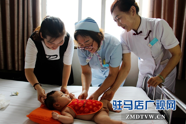 駐馬店市中醫院為“七夕寶寶”贈送中藥肚兜