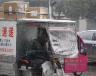 辛勤工作的快遞哥也是冒著大雪早早出門，開始一天的快遞配送工作，而這一切，除了養(yǎng)家糊口，你也不得不承認(rèn)是為了讓你更早的收到自己的包裹。