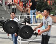 駐馬店廣播電視臺技術中心工作人員現場錄制開幕式