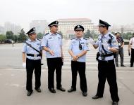 為切實(shí)做好這次盛會(huì)的安保工作,確保大會(huì)安全順利,駐馬店市公安局黨委精心組織、周密部署,一線指揮、數(shù)千民警參與、全力以赴、強(qiáng)化措施,落實(shí)責(zé)任,認(rèn)真抓好維護(hù)社會(huì)穩(wěn)定、整頓交通秩序、打擊刑事犯罪、強(qiáng)化治安管理、加強(qiáng)重點(diǎn)部位重點(diǎn)環(huán)節(jié)的工作,為“農(nóng)洽會(huì)”創(chuàng)造良好的社會(huì)治安環(huán)境盡心盡力盡職盡責(zé)。！（張潤(rùn)東攝影報(bào)道）