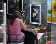 18在這里第一個見到的女畫師，摁下快門