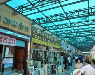 1我是從后門進入大芬，這張是靠左的一個長廊，里邊有大小幾十家店，國畫、書法、雕刻、油畫、裝飾畫、工藝品你想到的想不到的各種玩意應有盡有