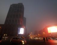 圖為1月3日清晨，空氣質(zhì)量嚴(yán)重污染的天津街頭。李勝利/東方IC