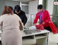 2015年12月7日，南京世嘉服飾有限公司因拖欠工人工資，被法院強(qiáng)制執(zhí)行。當(dāng)日，溧水法院執(zhí)行局辦公室里出現(xiàn)奇葩一幕：一名被執(zhí)行人拎著滿滿一袋子硬幣來(lái)償還案款。經(jīng)過(guò)幾名執(zhí)行法官的清點(diǎn)，共計(jì)3500元。