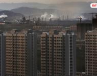 而盧廣這組圖片所反映出的也僅僅是工業發展影響城市環境的一個縮影。圖為站在邯鄲武安市城區西邊的商品房里，可清楚看到后方的裕華、金鼎、龍山等煉鋼企業。