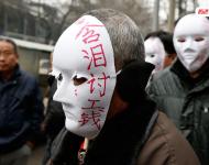 近幾年，由于經(jīng)濟(jì)增速下行，中西部地區(qū)和中小城市成為當(dāng)前討薪矛盾多發(fā)地區(qū)。一邊是國(guó)家和地方維護(hù)打工者權(quán)益的法律法規(guī)不斷出臺(tái)，另一邊則是“年年干活年年欠，年年討薪年年難”。不少打工者不得已只好采取行為藝術(shù)等手段以博取關(guān)注。圖為2015年2月2日，西安市尚德路陜西省水利廳的門前，七八位頭戴著白色面具者站在凜凜寒風(fēng)中，面具上寫著：“含淚討工錢” “無(wú)顏見父母”等標(biāo)語(yǔ)。據(jù)了解，這幾個(gè)人是70名農(nóng)民工的代表，他們之前在武功縣干的工程被欠款156萬(wàn)元。誰(shuí)知，包工頭不但電話打不通，以前的家也搬了，根本找不到人，多次找到水
