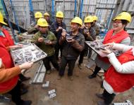 1月4日，內蒙古呼和浩特市玉泉區清泉街社區一位老人在展示臘八粥食材。當日，呼和浩特市玉泉區清泉街社區舉辦“溫暖臘八粥 濃濃鄰里情”活動，喜迎即將到來的“臘八節”。新華社發 丁根厚 攝