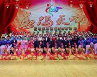 晚會結束，市領導與演出人員合影