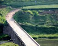 這里位處新汝河岸邊，又被汝河故道環繞一圈，林青水秀，如世外桃源，悠然自得。