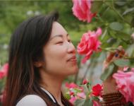 又恰逢“五一”小長假，市民前來賞花游玩，盡情陶醉在這花香之中。