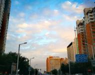 雨歇晚霞明，風(fēng)調(diào)夜景清。月高微暈散，云薄細(xì)鱗生。劉禹錫詩(shī)句