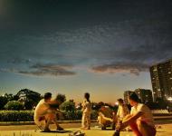 創(chuàng)建全國文明城市不僅給駐馬店城區(qū)環(huán)境、市容市貌帶來了巨大的變化，連續(xù)多日駐馬店上空藍天白云，傍晚出現(xiàn)火燒云，更呈現(xiàn)大魚祥云的奇觀。（攝影/王向陽）