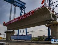 7月10日，中鐵四局工作人員在湖北省襄陽市襄州區境內的鄭萬鐵路白河特大橋架梁。　　近年來，中國高鐵繼續保持快速發展步伐，“四縱四橫”高鐵網基本成形，技術成就贏得國際聲譽，服務品質不斷攀升。中國高鐵已經成為一張見證時代發展的名片。新華社記者 杜華舉 攝