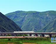 7月9日，一列高鐵列車行駛在寶蘭高鐵甘肅天水段南河川大橋上。　　近年來，中國高鐵繼續保持快速發展步伐，“四縱四橫”高鐵網基本成形，技術成就贏得國際聲譽，服務品質不斷攀升。中國高鐵已經成為一張見證時代發展的名片。新華社發（武龍 攝）