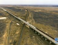 一列列車行駛在蘭新高鐵線上（6月24日攝）。　　近年來，中國高鐵繼續保持快速發展步伐，“四縱四橫”高鐵網基本成形，技術成就贏得國際聲譽，服務品質不斷攀升。中國高鐵已經成為一張見證時代發展的名片。新華社記者 江文耀 攝