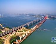 建設中的京張高鐵工程官廳水庫特大橋（6月27日攝）。　　近年來，中國高鐵繼續保持快速發展步伐，“四縱四橫”高鐵網基本成形，技術成就贏得國際聲譽，服務品質不斷攀升。中國高鐵已經成為一張見證時代發展的名片。新華社記者 楊世堯 攝