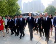 領導在展館參觀