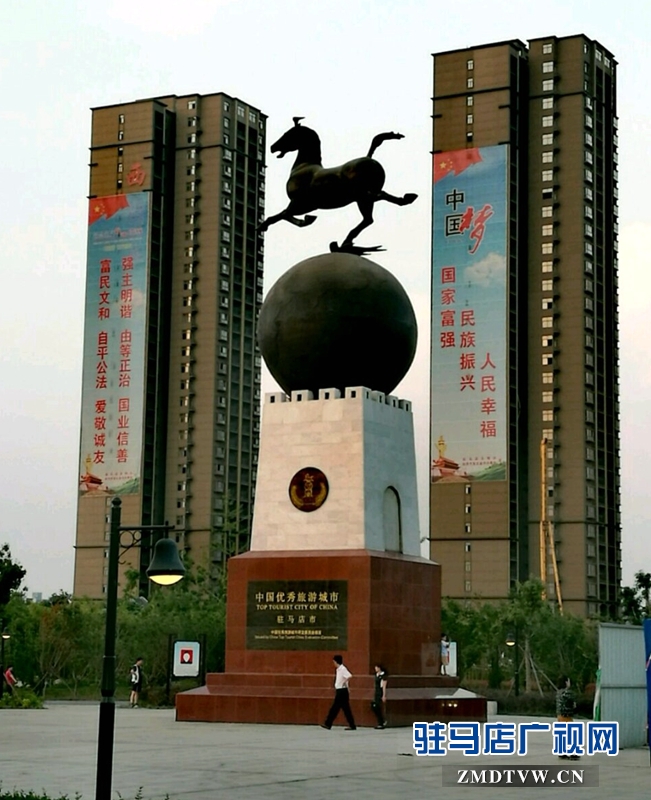 美麗的駐馬店市位于淮河流域，猶如一顆璀璨的明珠鑲嵌在有著深厚底蘊的河南省中南部。這里古為交通要沖，因歷史上南來北往的信使、官宦在此駐驛歇馬而得名，素有“豫州之腹地，天下之最中”之稱。（攝影/殷建軍）