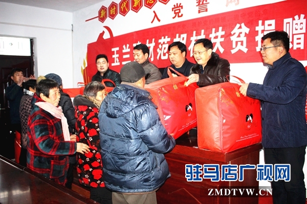 縣政協(xié)主席陳雁飛（左二）、古塔街道黨工委書記施惠杰（右二)、街道辦事處主任張冬（左一）、玉蘭建材有限公司董事長(zhǎng)任玉振（右