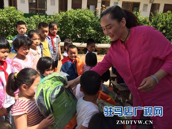 泌陽縣計生協到蔣莊小學送關愛