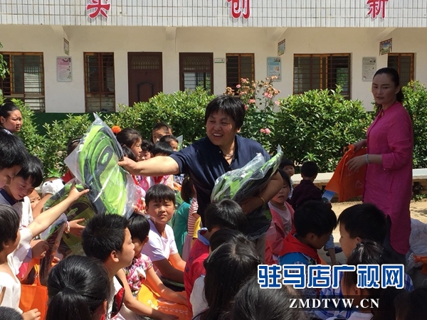 泌陽縣計生協到蔣莊小學送關愛