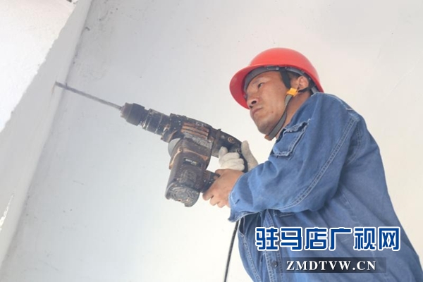 泌陽縣供電公司為12家貧困戶送光明