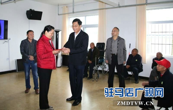 泌陽縣委書記張樹營重陽節看望特別貧困老人