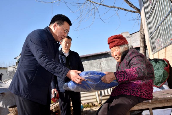 汝南縣委書記下鄉慰問 貧困戶卻給他送個大禮包