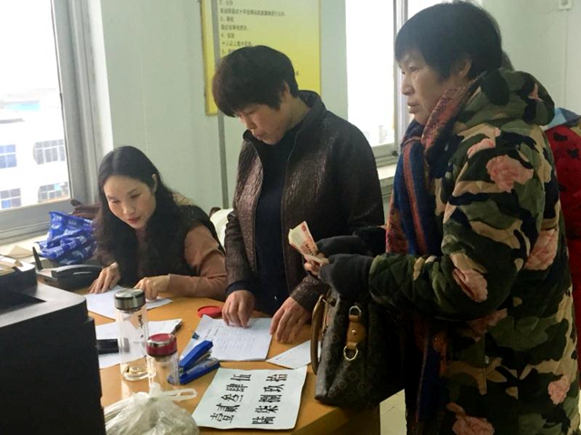 泌陽:158800元善款發放給214戶重癥慢性病家庭