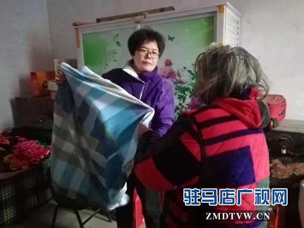  泌陽縣衛健體委開展為貧困戶換新裝活動