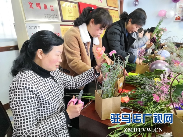 泌陽縣郵政分公司開展趣味插花活動