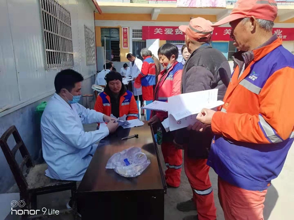 汝南縣三橋鎮為200余名保潔員免費體檢